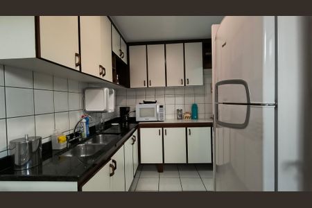 Casa de condomínio à venda com 200m², 3 quartos e 2 vagasCozinha e Área de Serviço 