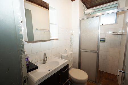 Banheiro de apartamento para alugar com 1 quarto, 56m² em Jardim Itu, Porto Alegre