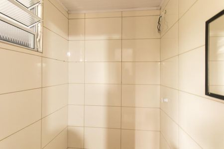 Banheiro Social de kitnet/studio para alugar com 1 quarto, 16m² em Lindoia, Curitiba