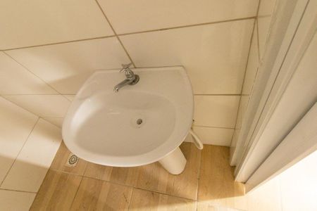 Banheiro Social de kitnet/studio para alugar com 1 quarto, 16m² em Lindoia, Curitiba