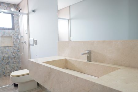 Apartamento à venda com 260m², 4 quartos e 4 vagasBanheiro da Suíte 2