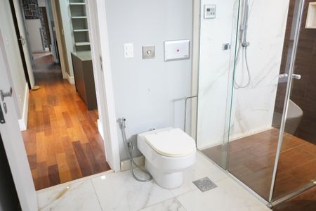 Apartamento à venda com 260m², 4 quartos e 4 vagasBanheiro da Suíte 1