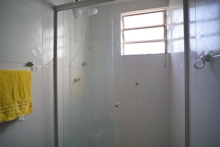 Banheiro  de kitnet/studio para alugar com 1 quarto, 40m² em Vila Ipiranga, Porto Alegre