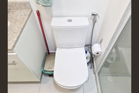 Banheiro de kitnet/studio para alugar com 1 quarto, 26m² em Indianópolis, São Paulo