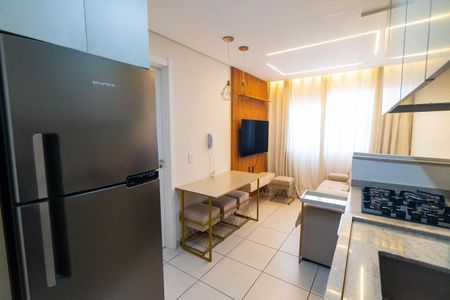 Sala/Cozinha de apartamento para alugar com 1 quarto, 28m² em Jardim Itacolomi, São Paulo