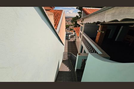 Casa à venda com 200m², 6 quartos e 3 vagas Casa à venda com 200m², 6 quartos e 3 vagasEscada