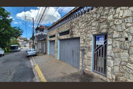 Casa à venda com 200m², 6 quartos e 3 vagas Casa à venda com 200m², 6 quartos e 3 vagasPlaca