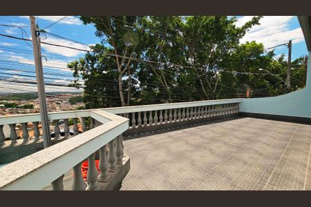 Casa à venda com 200m², 6 quartos e 3 vagas Casa à venda com 200m², 6 quartos e 3 vagasVaranda