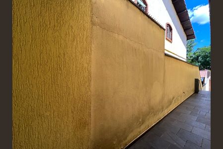 Casa para alugar com 300m², 3 quartos e 2 vagasCorredor externo