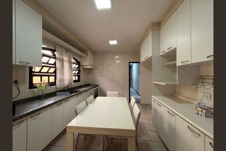 Casa para alugar com 300m², 3 quartos e 2 vagasCozinha