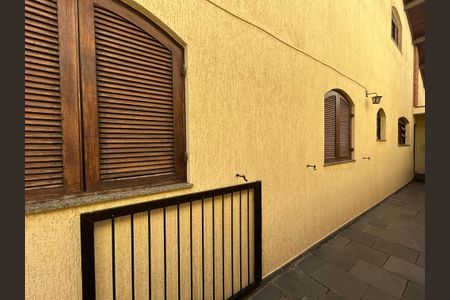 Casa para alugar com 300m², 3 quartos e 2 vagasCorredor externo