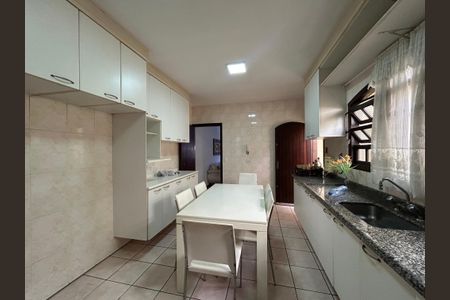 Casa para alugar com 300m², 3 quartos e 2 vagasCozinha