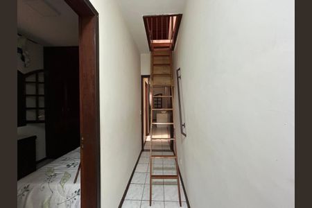Casa para alugar com 300m², 3 quartos e 2 vagasEscada para o Sótão