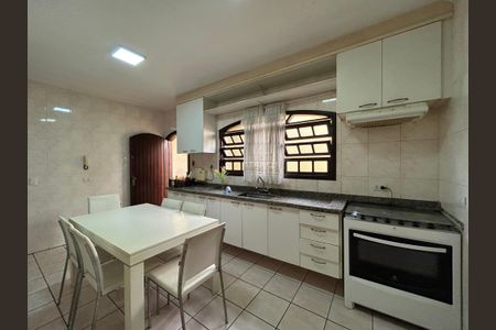 Casa para alugar com 300m², 3 quartos e 2 vagasCozinha