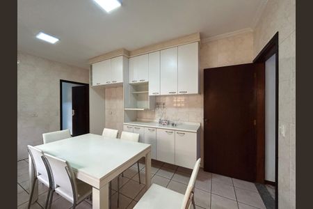 Casa para alugar com 300m², 3 quartos e 2 vagasCozinha