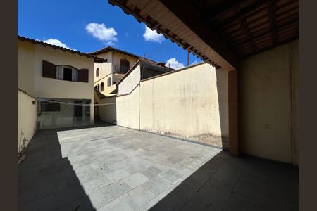 Casa para alugar com 300m², 3 quartos e 2 vagasQuintal