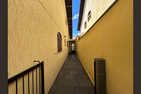 Casa para alugar com 300m², 3 quartos e 2 vagasCorredor externo