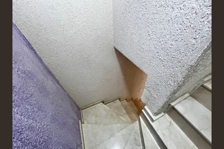 Casa à venda com 120m², 2 quartos e 1 vagaEscada