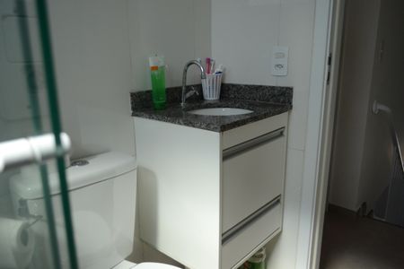 Banheiro  de casa de condomínio para alugar com 2 quartos, 70m² em Chácara Faggion, Suzano