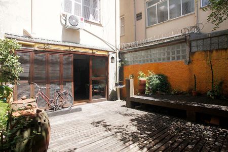 Pátio de kitnet/studio para alugar com 1 quarto, 65m² em Bom Fim, Porto Alegre