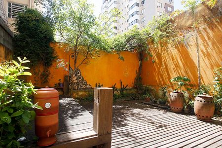 Pátio de kitnet/studio para alugar com 1 quarto, 65m² em Bom Fim, Porto Alegre