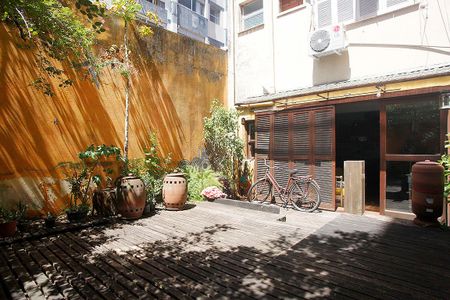 Pátio de kitnet/studio para alugar com 1 quarto, 65m² em Bom Fim, Porto Alegre