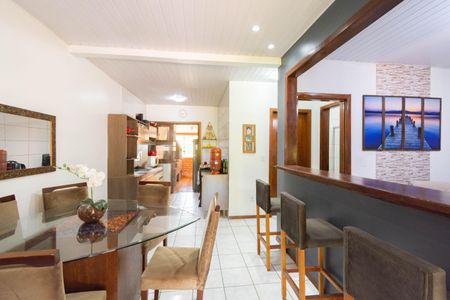 Casa à venda com 2 quartos, 80m² em Guajuviras, Canoas