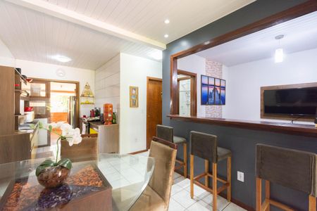 Casa à venda com 2 quartos, 80m² em Guajuviras, Canoas