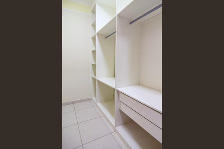 Casa para alugar com 1200m², 6 quartos e 4 vagasCloset da suíte 2