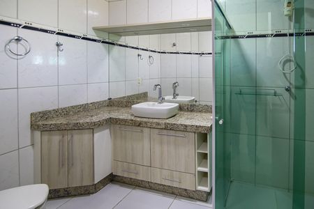 Casa para alugar com 1200m², 6 quartos e 4 vagasBanheiro da Suíte 1