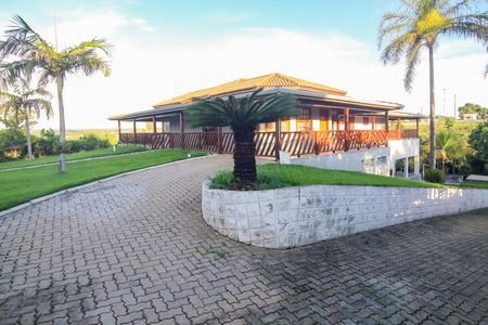 Casa para alugar com 1200m², 6 quartos e 4 vagasFachada casa + rampa salão