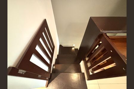 Apartamento à venda com 153m², 3 quartos e 2 vagasCorredores - escada