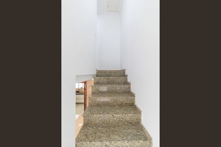 Casa de condomínio à venda com 74m², 3 quartos e 2 vagasEscada