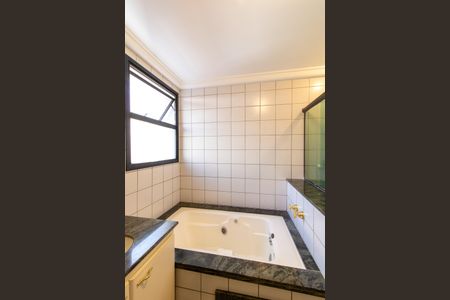 Apartamento à venda com 240m², 5 quartos e 3 vagasBanheiro da Suíte 1