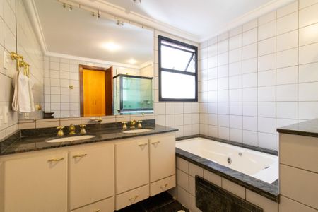 Apartamento à venda com 240m², 5 quartos e 3 vagasBanheiro da Suíte 1