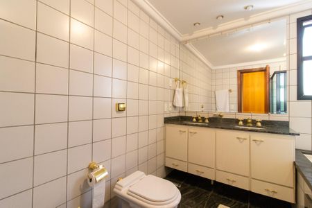 Apartamento à venda com 240m², 5 quartos e 3 vagasBanheiro da Suíte 1