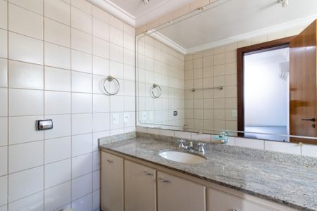 Apartamento à venda com 240m², 5 quartos e 3 vagasBanheiro da Suíte 2