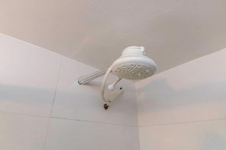 Banheiro de casa de condomínio para alugar com 1 quarto, 50m² em Penha, Rio de Janeiro