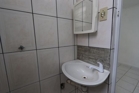 Banheiro de casa para alugar com 1 quarto, 40m² em Vila Darli, São Paulo