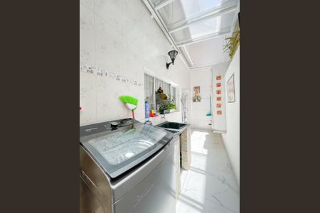 Casa de condomínio à venda com 160m², 4 quartos e 4 vagas Casa de condomínio à venda com 160m², 4 quartos e 4 vagasÁrea de Serviço