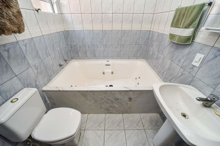 Casa à venda com 197m², 4 quartos e 4 vagasBanheiro da Suíte