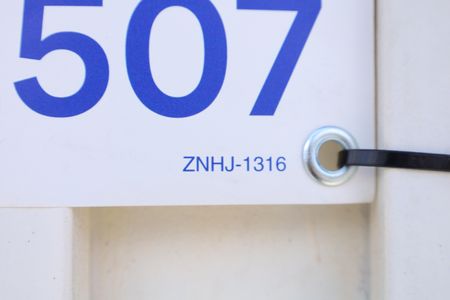 Casa de condomínio à venda com 70m², 2 quartos e 1 vagaPlaca instalada no portão do condomínio - Código da placa ZNHJ-1316