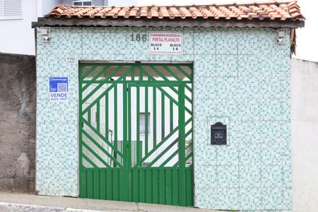 Apartamento à venda com 45m², 2 quartos e 1 vagaPlaca instalada no muro do condomínio - Código da placa IYJT-58