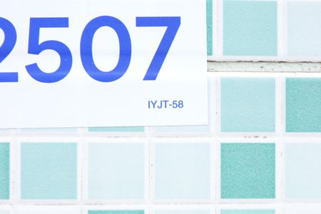 Apartamento à venda com 45m², 2 quartos e 1 vagaPlaca instalada no muro do condomínio - Código da placa IYJT-58