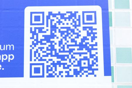 Apartamento à venda com 45m², 2 quartos e 1 vagaPlaca instalada no muro do condomínio - Código da placa IYJT-58