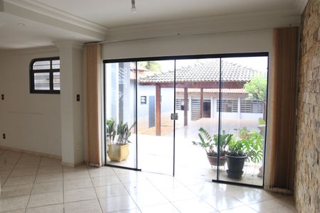 Casa para alugar com 558m², 4 quartos e 7 vagasSala