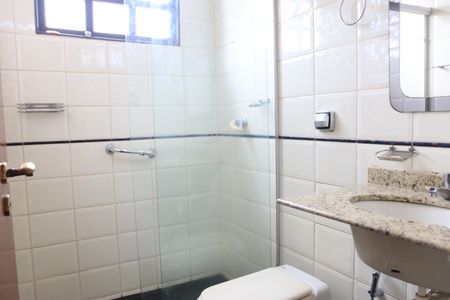 Casa para alugar com 558m², 4 quartos e 7 vagasBanheiro da Suíte 2