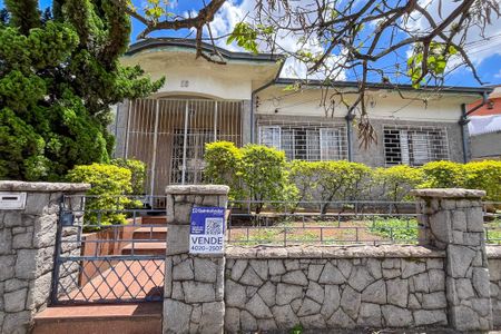 Casa à venda com 304m², 3 quartos e 4 vagas Casa à venda com 304m², 3 quartos e 4 vagasFachada