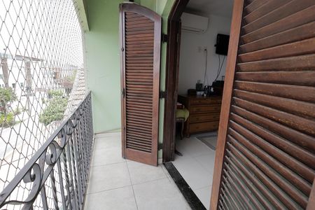 Casa à venda com 236m², 4 quartos e 4 vagasSacada Suíte 2