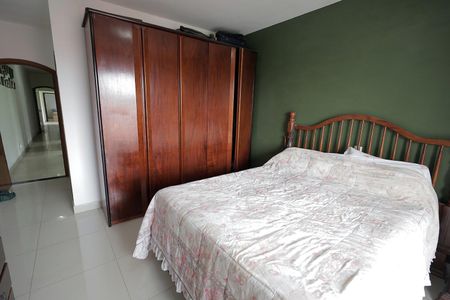 Casa à venda com 236m², 4 quartos e 4 vagasQuarto Suíte 2